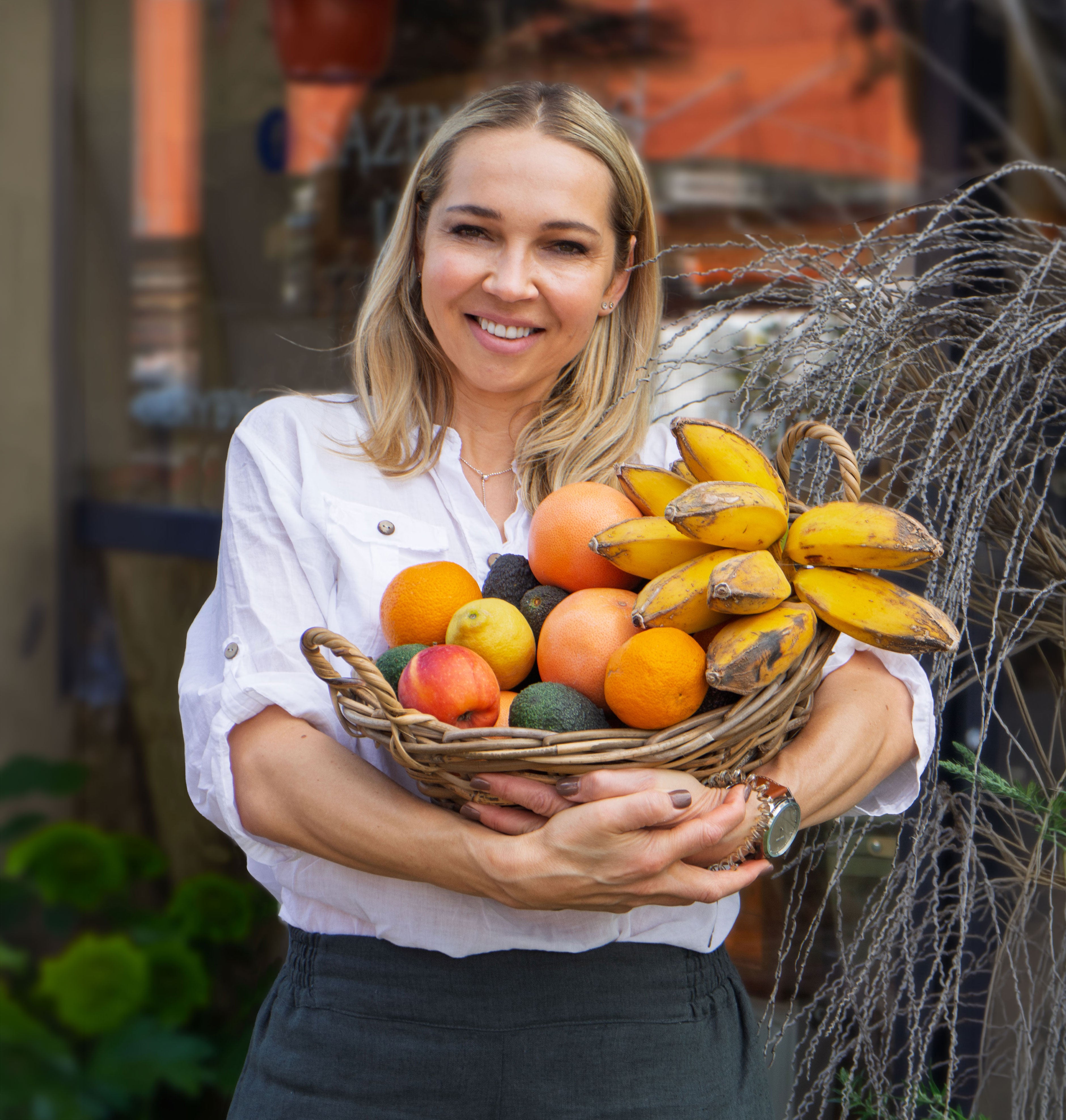 100 Palmių įkūrėja - Samanta laiko gėlbyje pilną pintinę ekologiškų vaisių bei daržovių